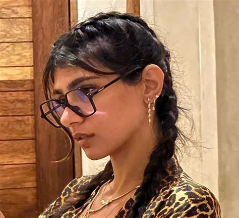 is mia khalifa back in adult industry